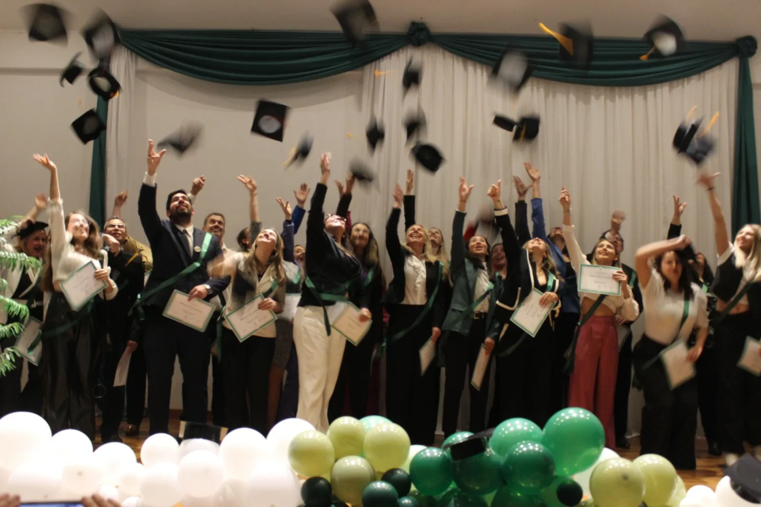 El Centro Universitario INCADE de la Siglo 21 celebró la graduación de más de 70 nuevos profesionales